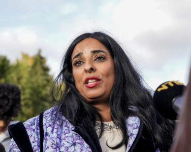 Oslo 20251006. Kultur- og likestillingsminister Lubna Jaffery (AP) lanserer regjeringens handlingsplan for omstilling fra gummigranulat på kunstgressbaner under en pressekonferanse på Jesperudjordet kunstgressbane i Oslo. (Foto: Jonas Fæste Laksekjøn/NTB.)