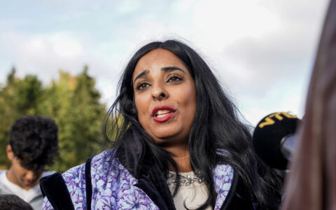 Oslo 20251006. Kultur- og likestillingsminister Lubna Jaffery (AP) lanserer regjeringens handlingsplan for omstilling fra gummigranulat på kunstgressbaner under en pressekonferanse på Jesperudjordet kunstgressbane i Oslo. (Foto: Jonas Fæste Laksekjøn/NTB.)