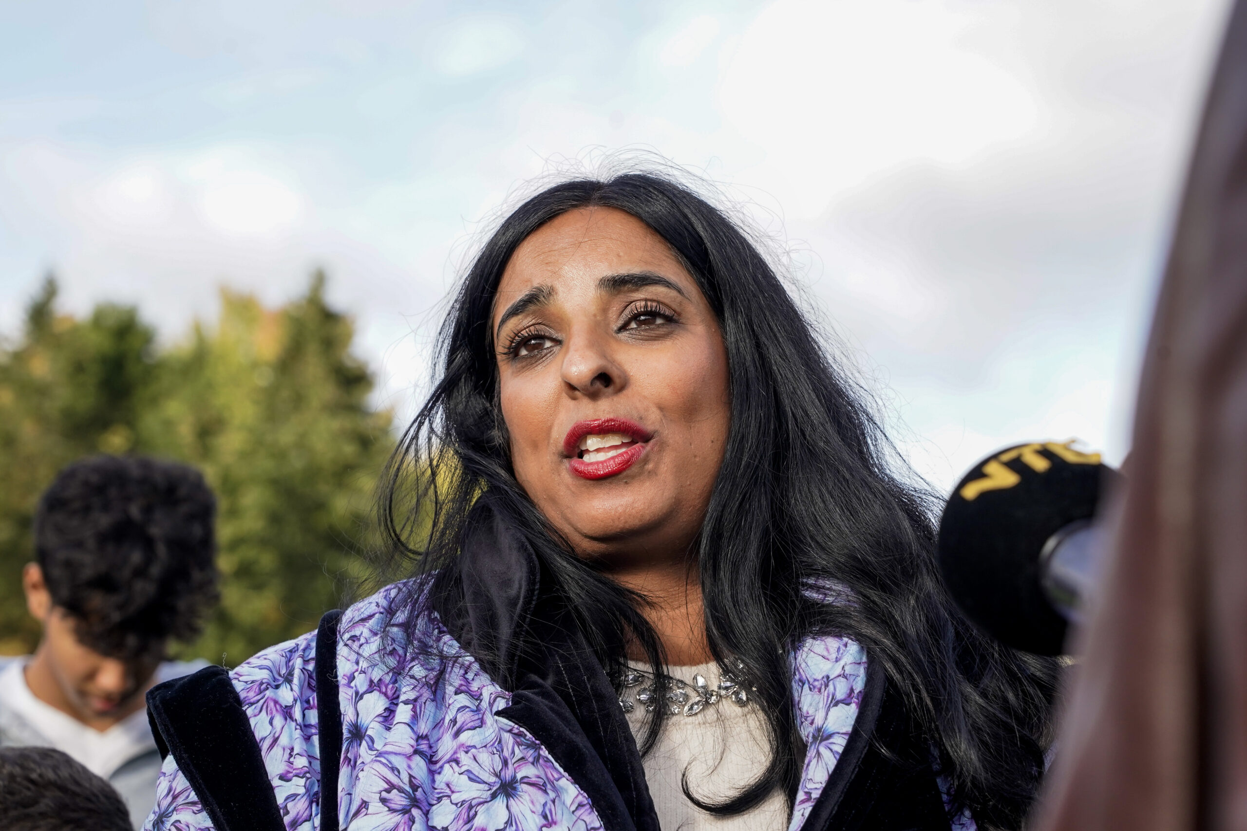 Oslo 20251006. Kultur- og likestillingsminister Lubna Jaffery (AP) lanserer regjeringens handlingsplan for omstilling fra gummigranulat på kunstgressbaner under en pressekonferanse på Jesperudjordet kunstgressbane i Oslo. (Foto: Jonas Fæste Laksekjøn/NTB.)