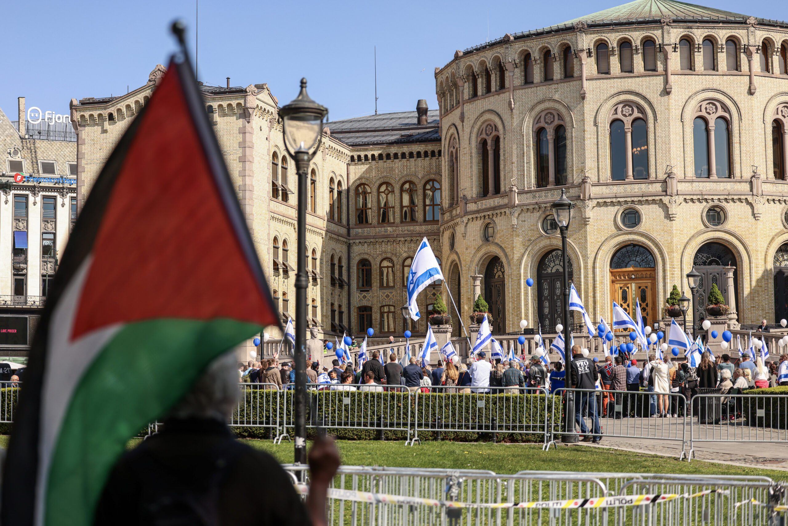 Med Israel for fred (Miff) er Norges tydeligste pro-israelske organisasjon, og er vant til motreaksjoner. Her markerer Miff den israelske uavhengighetsdagen utenfor Stortinget, mens pro-palestinere holder motdemonstrasjon. (Foto: Amanda Pedersen Giske/NTB.)