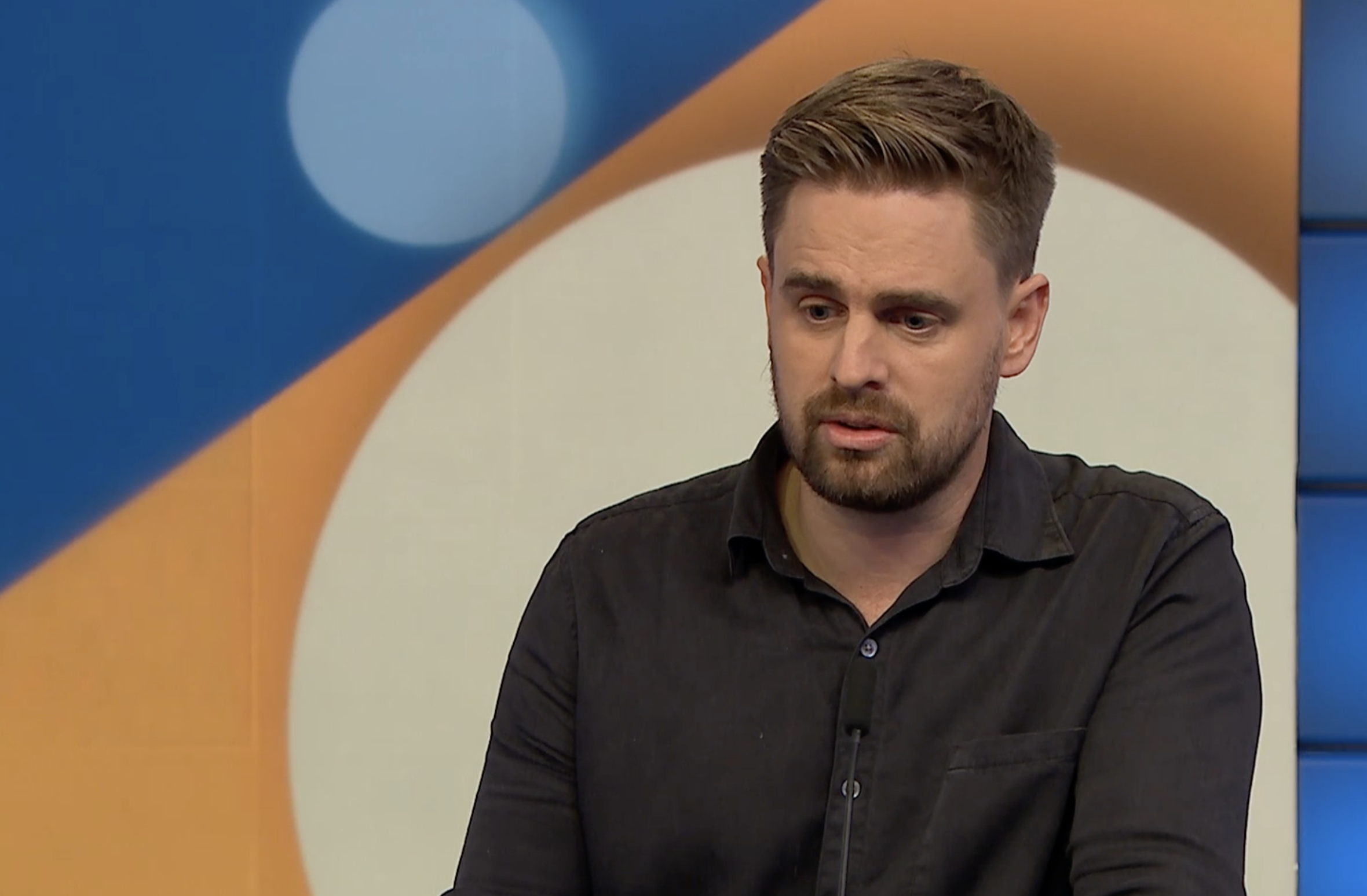 Danby Choi fikk med seg journalist og mediekritiker Anki Gerhardsen og kunstner Morten Traavik som allierte i debatten mot venstresidens testosteron-terrier Magnus Marsdal og MDG-bulldog Eivind Trædal. (Foto: Skjermbilde, NRK.)