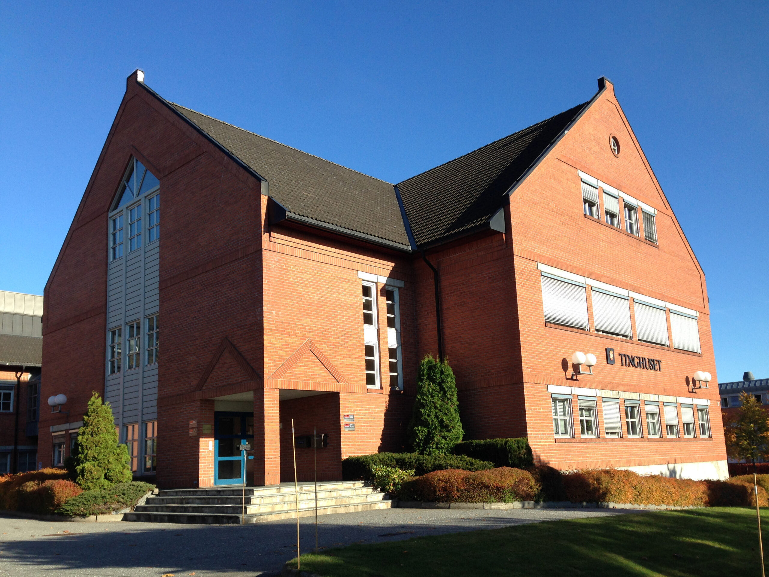 Tinghuset i Skien. (Foto: Wikimedia Commons.)