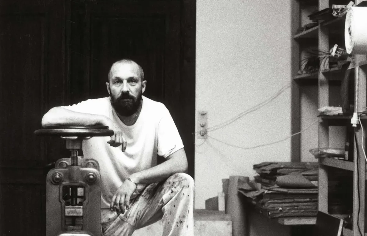 Baselitz har nylig blitt feiret som maler, men som bildet viser har han også lagt bak seg hundrevis av timer i grafikken, som her på trykkverkstedet i Tyskland. (Foto: Daniel Blau).