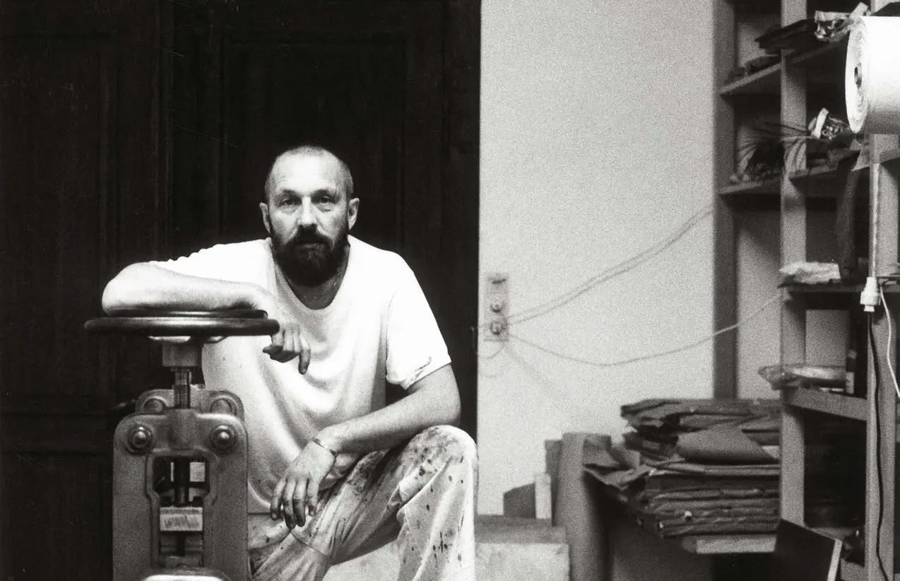 Baselitz har nylig blitt feiret som maler, men som bildet viser har han også lagt bak seg hundrevis av timer i grafikken, som her på trykkverkstedet i Tyskland. (Foto: Daniel Blau).