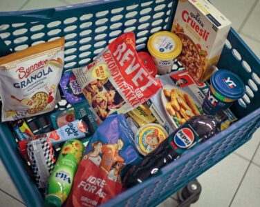 Norge er en av Europas største konsumenter av ultraprosessert industrimat, hvor en fjerdedel av unge kvinner rapporterer om betydelige psykiske plager. (Foto: Shutterstock/NTB scanpix.)