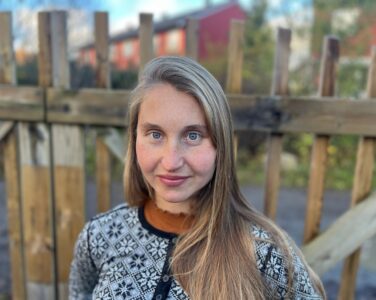 I et ubehagelig møte med høgskolen om hvorvidt helsesykepleierstudent Anna Kathrine Gundersen er skikket, får hun høre at skolehelsetjenesten er «mer radikal på kjønn» enn andre institusjoner, og at hun må tilpasse seg. (Foto: Privat.)