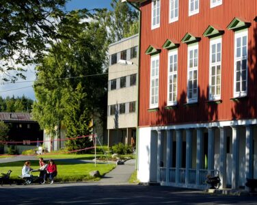 Rønningen folkehøgskole fikk besøk av Kari Bu som journalist i 2012. (Foto: Håkon Mosvold Larsen/NTB scanpix.)