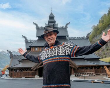 Lothepus foran Stavkirkebygget sitt. (Foto: Facebook/Lothepus.)