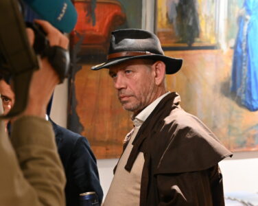 Saher Sourouri fra Arkitekturopprøret og Leif Einar «Lothepus» Lothe under prisutdelingen til Arkitekturopprøret i 2025. (Foto: Peter-André Hegg.)