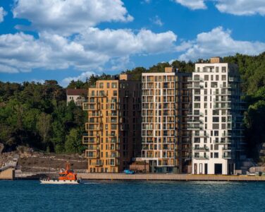 «De tre søstre» i Kristiansand er årets styggeste bygg. (Foto Presse.)