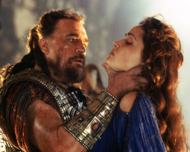 I «Troja» (1994) må Briseis ha mannlig hjelp i møte med voldsmenn. Det er sjeldnere å se i dagens filmer, mener Gøran Hoff Mikkelsen. (Foto: Warner Bros.)