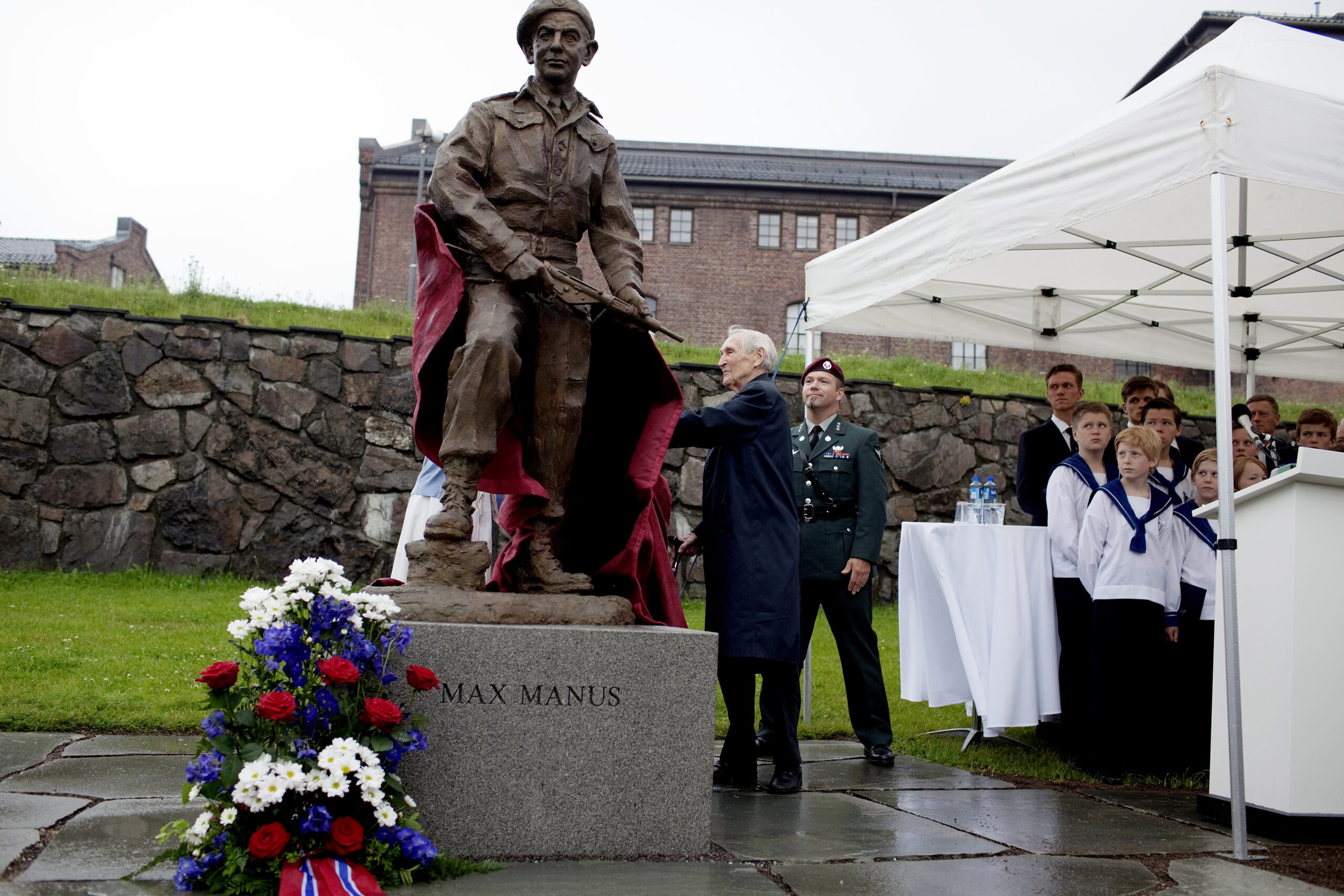 Krigshelten Gunnar Sønsteby avduket statuen av Max Manus på Akershus festning sommeren 2011. Statuen er laget av kunstneren Per Ung. (Foto: Stian Lysberg Solum/NTB.)