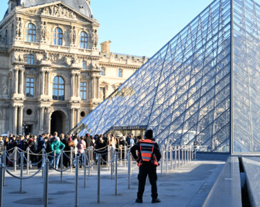 Det tok ikke lang tid etter det spektakulære tyveriet i Louvre før publikum igjen slapp inn i museet. Målet for verdens kunstinstitusjoner er å være åpne og lett tilgjengelige for publikum – og ikke framstå som de rene fort. (Foto: Emma Da Silva/AP/NTB.)