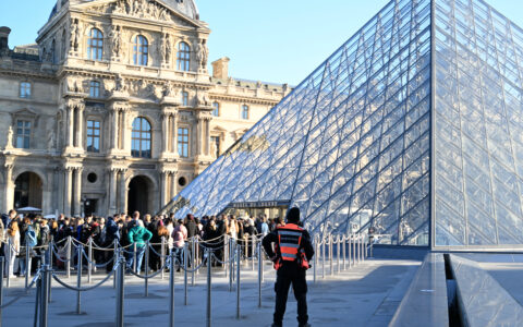 Det tok ikke lang tid etter det spektakulære tyveriet i Louvre før publikum igjen slapp inn i museet. Målet for verdens kunstinstitusjoner er å være åpne og lett tilgjengelige for publikum – og ikke framstå som de rene fort. (Foto: Emma Da Silva/AP/NTB.)