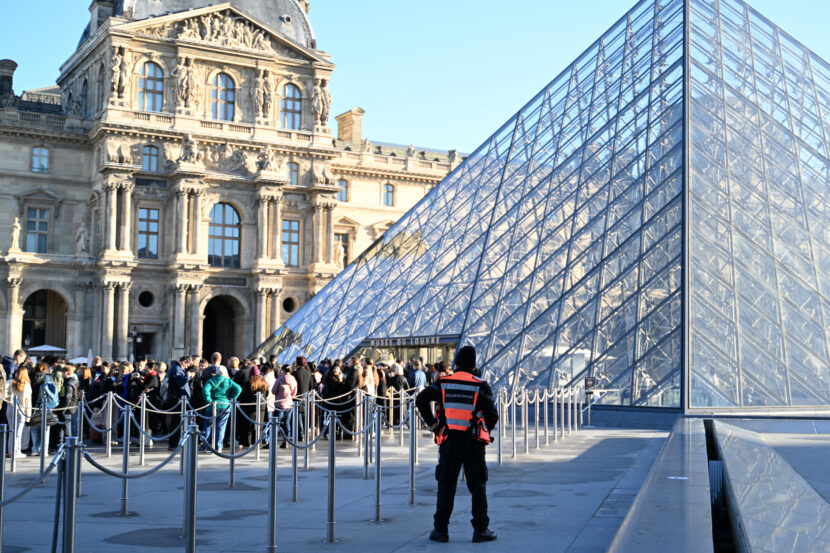 Det tok ikke lang tid etter det spektakulære tyveriet i Louvre før publikum igjen slapp inn i museet. Målet for verdens kunstinstitusjoner er å være åpne og lett tilgjengelige for publikum – og ikke framstå som de rene fort. (Foto: Emma Da Silva/AP/NTB.)
