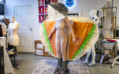 Miss Universe Norway 2025, Leonora Lysglimt-Rødland, og designer Mayeth S. Codoy presenterte «Laksedrakten» på Flytårnet, Fornebu onsdag. Drakten er kjent for sin virale suksess med over 30 millioner visninger. (Foto: Heiko Junge/NTB.)