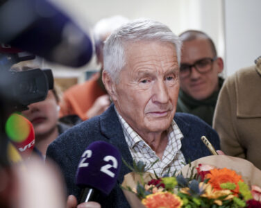 Torbjørn Jagland snakker med pressen etter sitt foredrag på kulturkvelden i Ullern kirke torsdag. I foredraget delte han erfaringer fra sin tid som statsminister, utenriksminister, stortingspresident, generalsekretær i Europarådet og medlem av Nobelkomiteen. (Foto: Thomas Fure/NTB.)