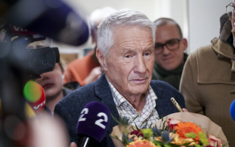 Torbjørn Jagland snakker med pressen etter sitt foredrag på kulturkvelden i Ullern kirke torsdag. I foredraget delte han erfaringer fra sin tid som statsminister, utenriksminister, stortingspresident, generalsekretær i Europarådet og medlem av Nobelkomiteen. (Foto: Thomas Fure/NTB.)
