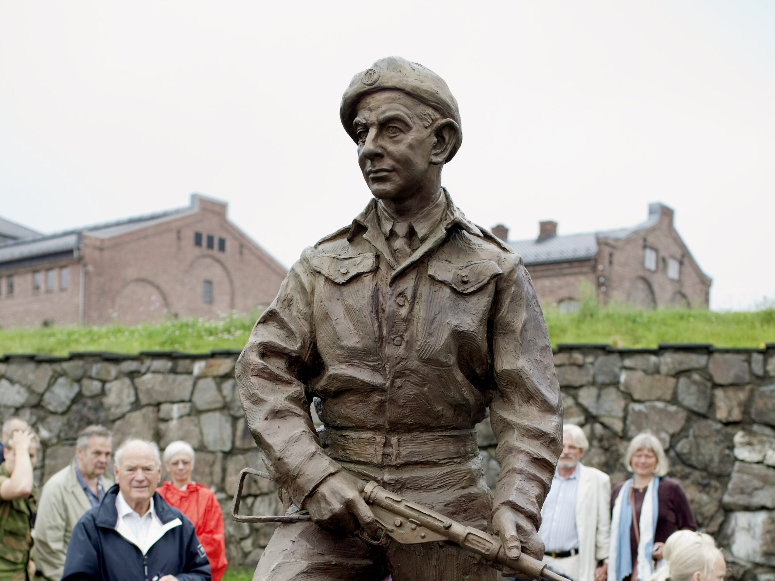 OSLO 20110607. Statuen av Max Manus, krigshelten fra 2. verdenskrig, ble avduket på Akershus Festning tirsdag formiddag. Statuen er laget av kunstneren Per Ung. (Foto: Stian Lysberg Solum/NTB.)