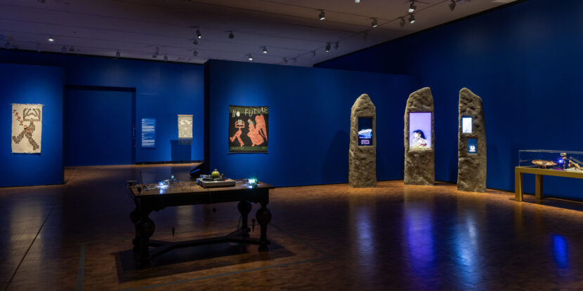 På Munchmuseets triennale 2025, «Nesten uvirkelig», er uttrykkene alt fra tradisjonelle til teknonostalgiske til hypermoderne. (Foto: Presse.)