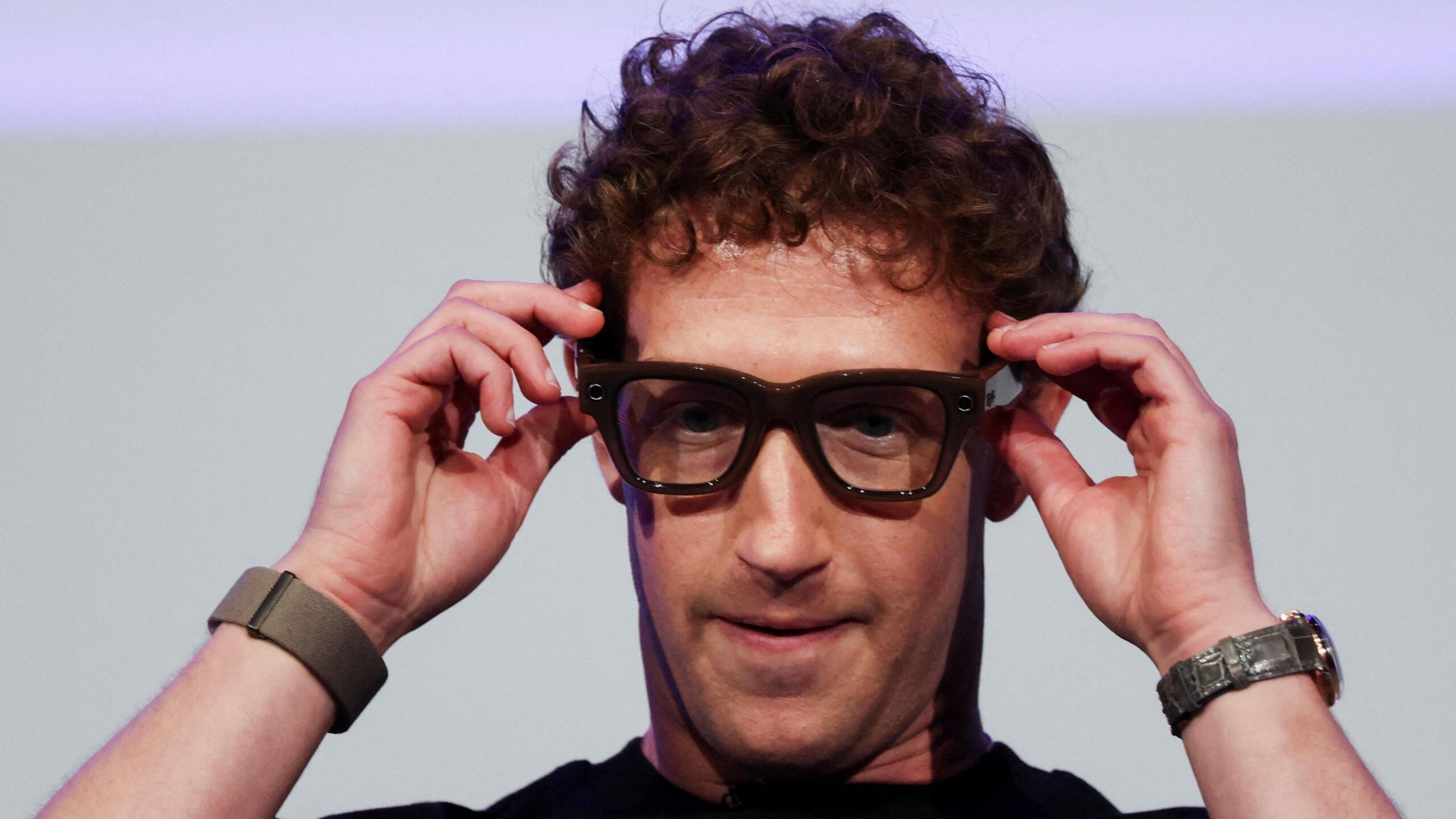 Tek-selskapene har i årtier konkurrert om oppmerksomhet. Nå konkurrerer de om vår ensomhet. På bildet: Mark Zuckerberg med smartbrillene Ray Ban Meta. (Foto: Reuters.)