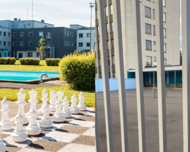 På den ene siden ser du Ullersmo fengsel, på den andre Blindern videregående skole. Gjett hva som er hva. (Foto: Privat/NTB.)