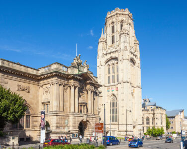 Bristol Museum og Art Gallery, med universistetets Wills Memorial i bakgrunnen. (Foto: Alamy.)