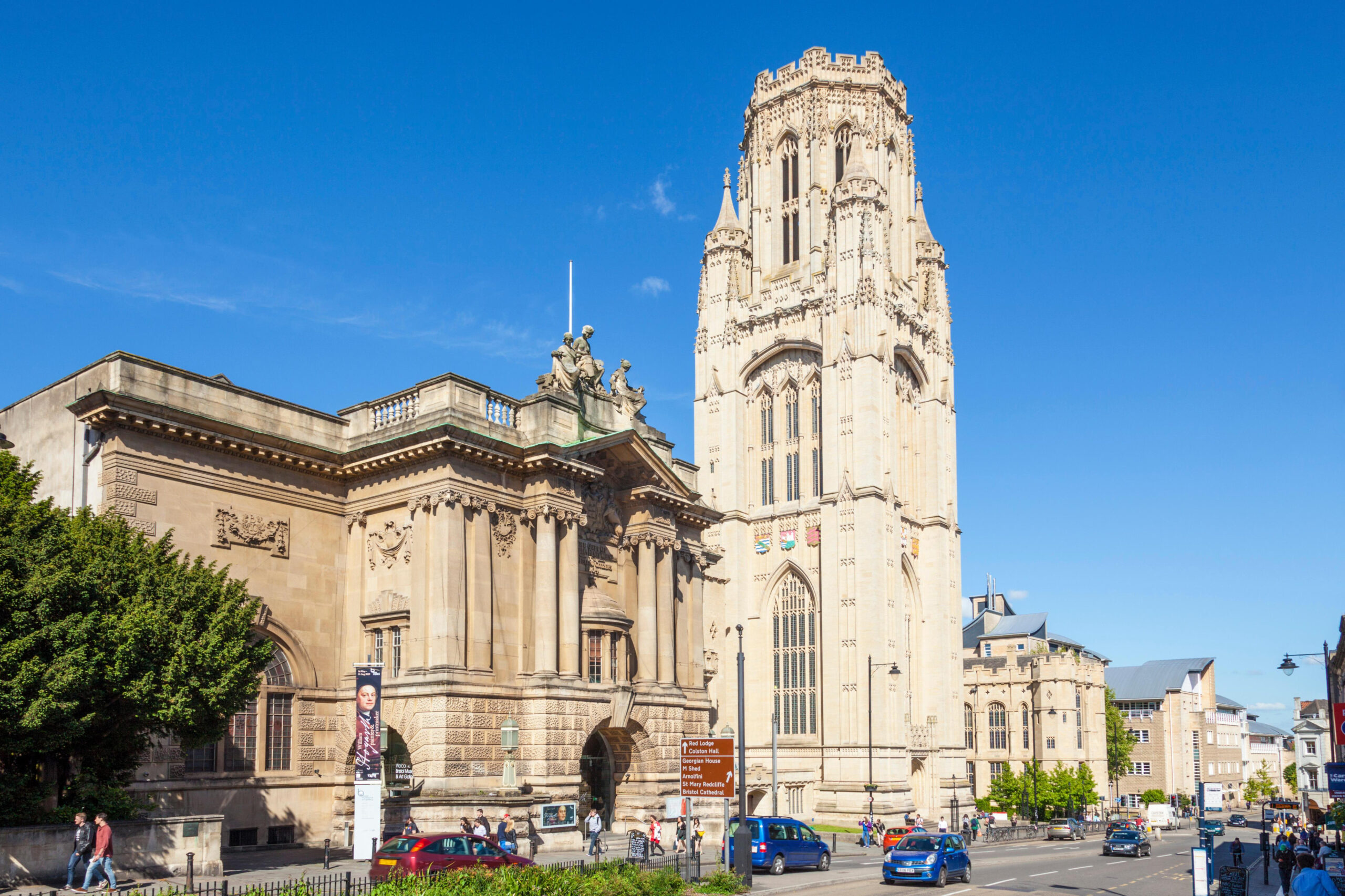 Bristol Museum og Art Gallery, med universistetets Wills Memorial i bakgrunnen. (Foto: Alamy.)