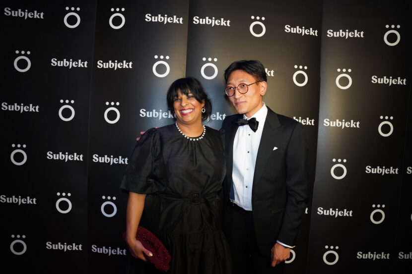 Kulturminister Lubna Jaffery (AP) og sjefredaktør i Subjekt, Danby Choi på Subjektprisen 2025. (Foto: Iver Skrede.)