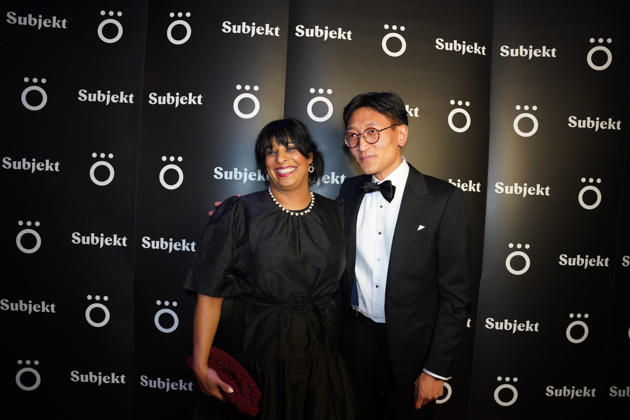Kulturminister Lubna Jaffery (AP) og sjefredaktør i Subjekt, Danby Choi på Subjektprisen 2025. (Foto: Iver Skrede.)