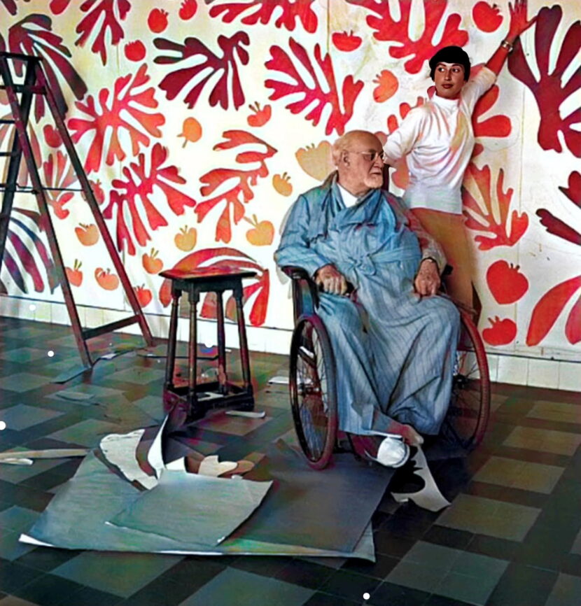 Da Henri Matisse mistet bruken av beina sine, fokuserte han på utklipp. Det resulterte i en periode med enkle former og klare farger. Her i sitt atelier med assistent Lydia Delectorskaya. (Foto: Presse.)