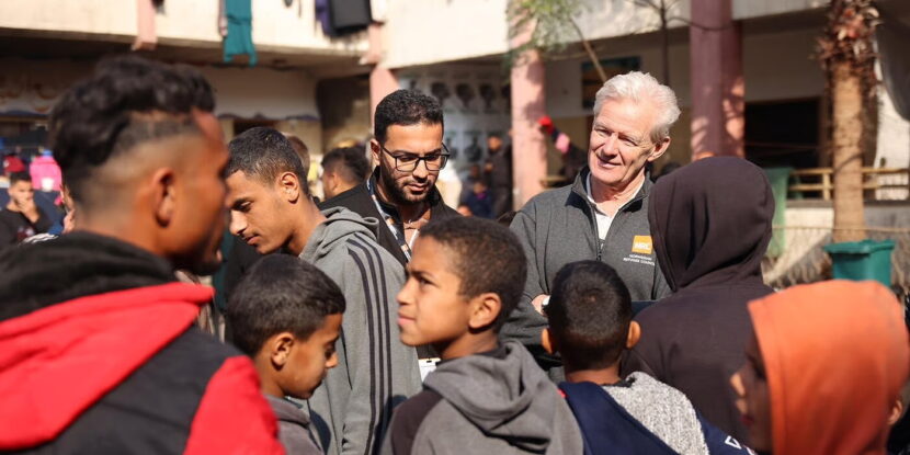 «I alle mine år som hjelpearbeider har jeg aldri sett et så intenst bombardement over så mange dager, med en befolkning som er helt innesperret uten mulighet til å flykte.» Generalsekretær Jan Egeland besøkte Rafah i sørlige Gaza i februar 2024. (Foto: Yousef Hammash/NRC.)