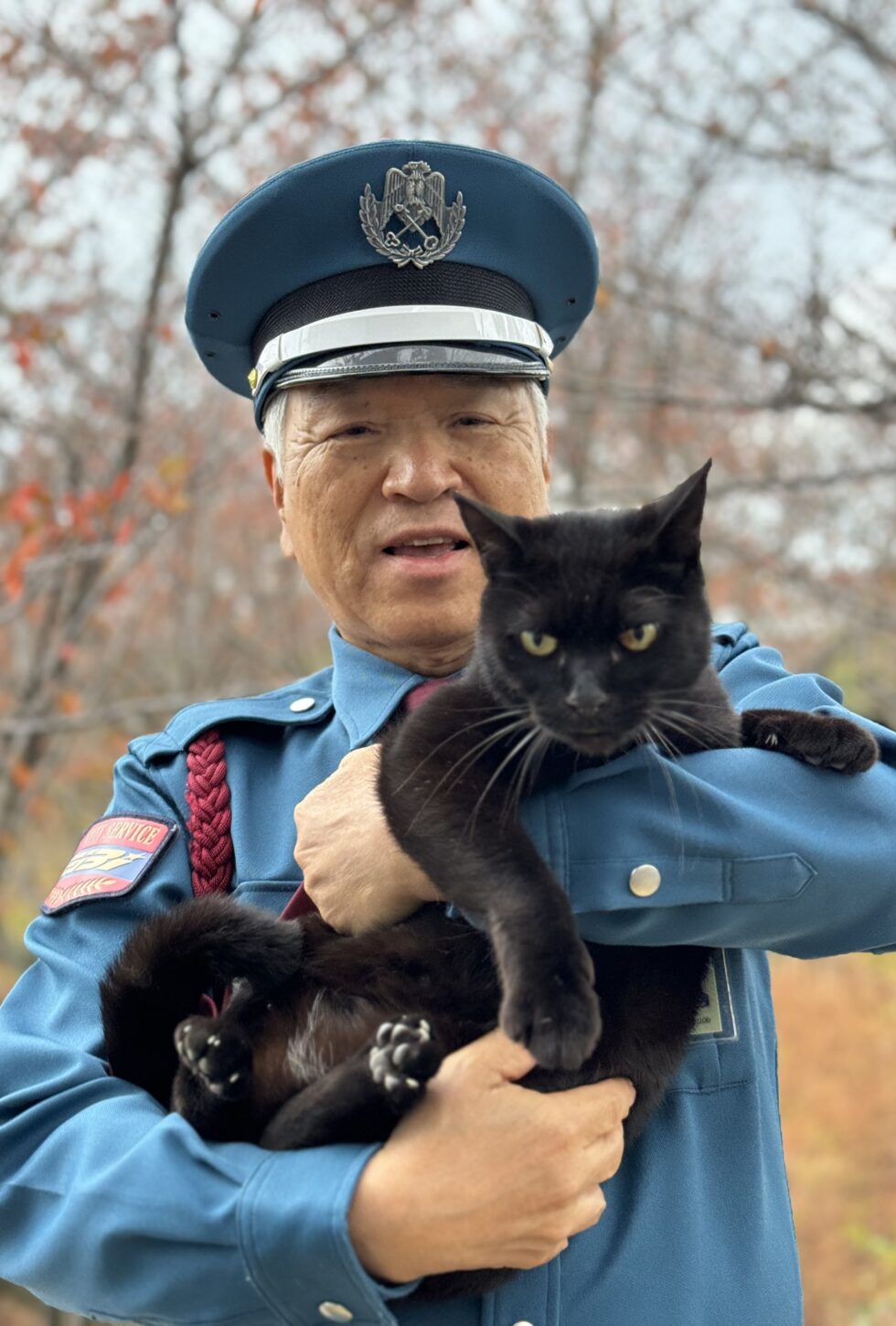 Katten Ken-chan var en ekte snik, men var også høyt elsket i Japan for sitt engasjement og sine mange forsøk på å komme seg forbi museumsvakt Sadao Umayahara (t.v.). (Foto: Kunstmuseet i Onomichi.)