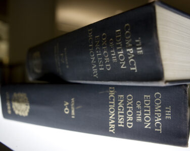 Oxford English Dictionary, avbildet i hovedredaksjonen til AP i New York i 2010. (Foto: Caleb Jones/AP/NTB.)