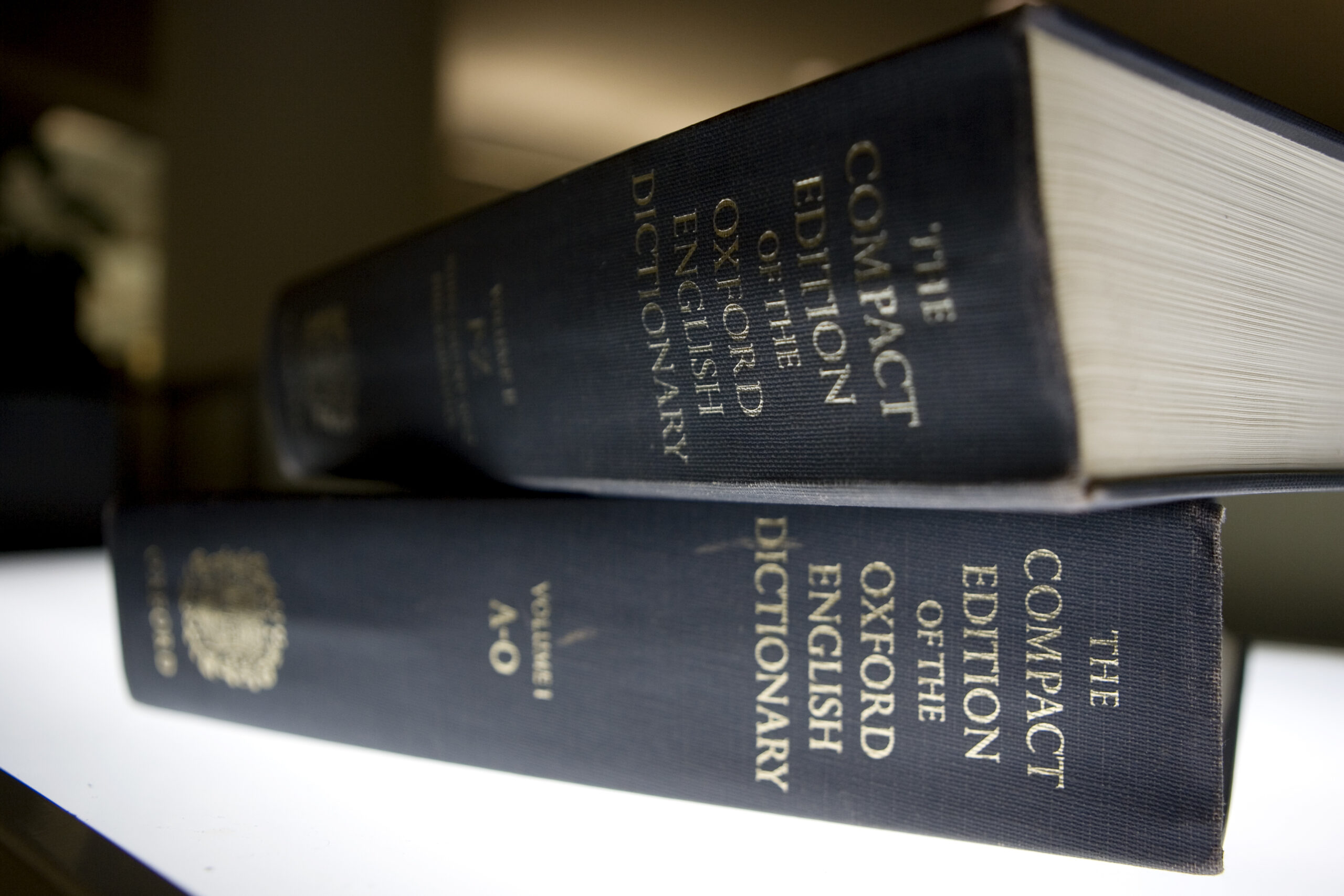 Oxford English Dictionary, avbildet i hovedredaksjonen til AP i New York i 2010. (Foto: Caleb Jones/AP/NTB.)