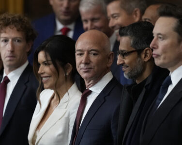 Meta-sjef Mark Zuckerberg, Amazon-sjef Jeff Bezos, Google-sjef Sundar Pichai og Tesla-gründer Elon Musk ankommer innsettelsen av Donald Trump i Washington 20. januar i år. Språkrådet påpeker at tekoligarker også får makt og innflytelse gjennom nære forbindelser med mektige politikere. (Foto: Julia Demaree Nikhinson/AP/NTB.)