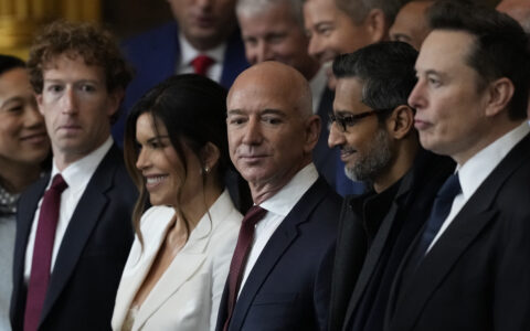 Meta-sjef Mark Zuckerberg, Amazon-sjef Jeff Bezos, Google-sjef Sundar Pichai og Tesla-gründer Elon Musk ankommer innsettelsen av Donald Trump i Washington 20. januar i år. Språkrådet påpeker at tekoligarker også får makt og innflytelse gjennom nære forbindelser med mektige politikere. (Foto: Julia Demaree Nikhinson/AP/NTB.)