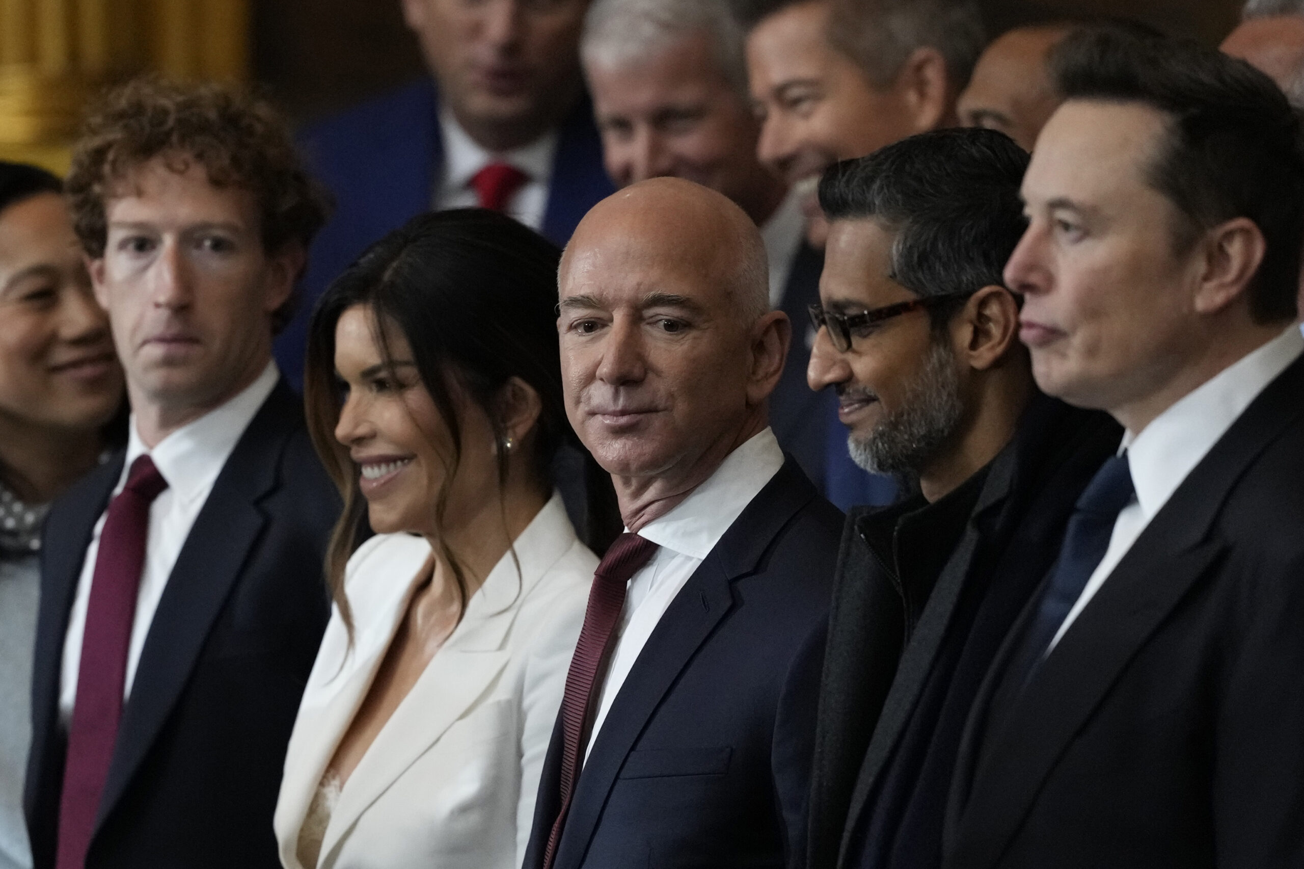 Meta-sjef Mark Zuckerberg, Amazon-sjef Jeff Bezos, Google-sjef Sundar Pichai og Tesla-gründer Elon Musk ankommer innsettelsen av Donald Trump i Washington 20. januar i år. Språkrådet påpeker at tekoligarker også får makt og innflytelse gjennom nære forbindelser med mektige politikere. (Foto: Julia Demaree Nikhinson/AP/NTB.)