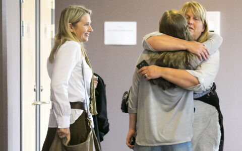 HAMAR 20130530. Den fornærmede jenta fikk en klem av støttespiller Nina Haug etter domsavisgelsen i Øygard-saken i Eidsivating lagmannsrett torsdag. Bistandsadvokat Nina Braathen Hjortdal smiler fornøyd. Rune Øygard (54) ble frikjent for å ha hatt samleie med en jente før hun fylte 14 år, men ble kjent skyldig og dømt til fengsel i et år og tre måneder for å ha hatt samleie med henne etter at hun fylte 14 år, men før hun fylte 16 år. (Foto: Heiko Junge / NTB.)
