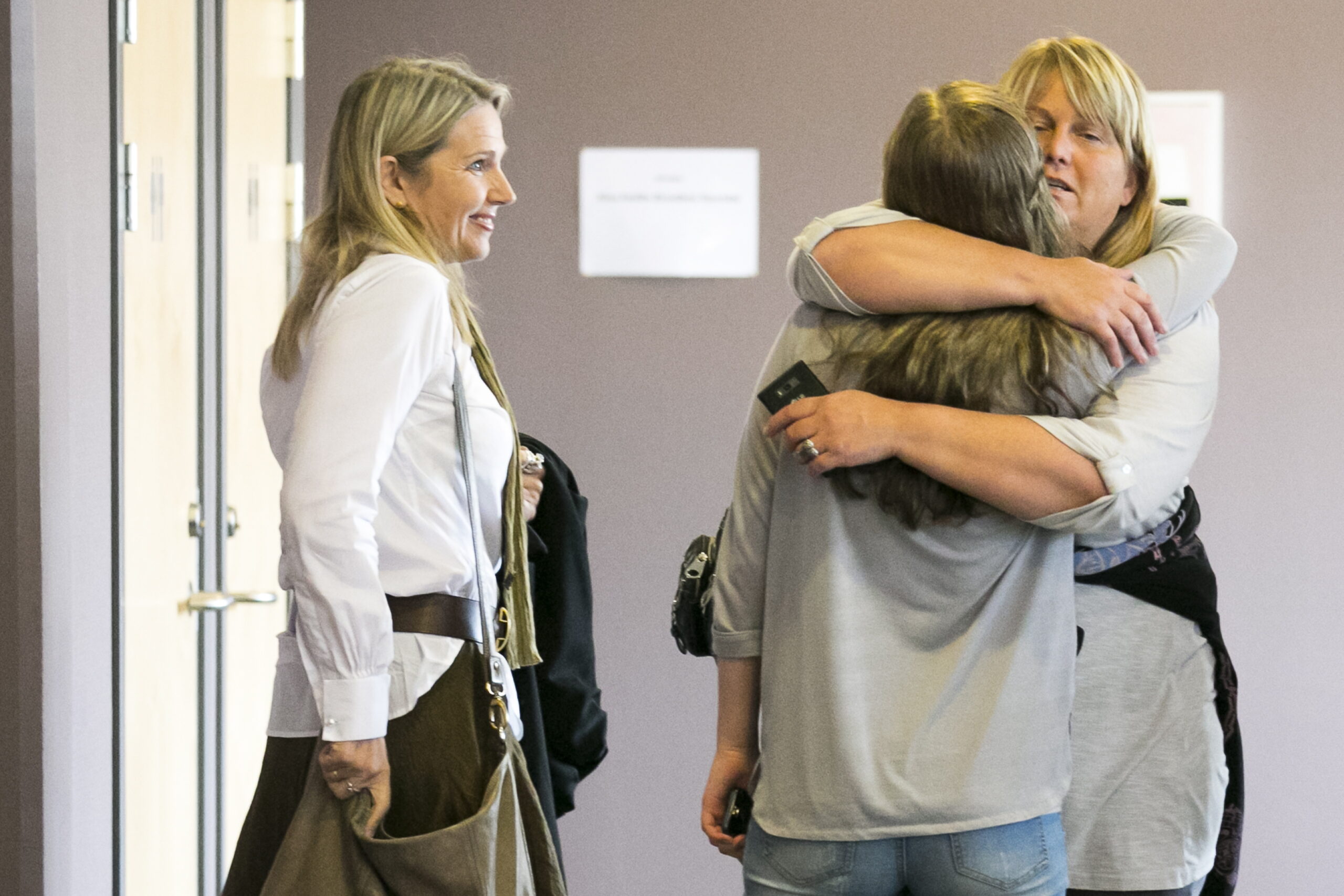 HAMAR 20130530. Den fornærmede jenta fikk en klem av støttespiller Nina Haug etter domsavisgelsen i Øygard-saken i Eidsivating lagmannsrett torsdag. Bistandsadvokat Nina Braathen Hjortdal smiler fornøyd. Rune Øygard (54) ble frikjent for å ha hatt samleie med en jente før hun fylte 14 år, men ble kjent skyldig og dømt til fengsel i et år og tre måneder for å ha hatt samleie med henne etter at hun fylte 14 år, men før hun fylte 16 år. (Foto: Heiko Junge / NTB.)