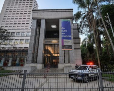 Politiet på plass ved Mario de Andrade-biblioteket i São Paulo, der verkene ble stjålet 7. desember. (Foto: Nelson Almeida/AFP.)