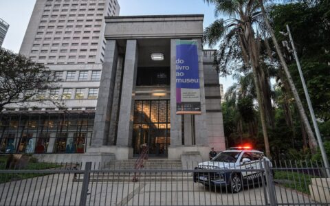 Politiet på plass ved Mario de Andrade-biblioteket i São Paulo, der verkene ble stjålet 7. desember. (Foto: Nelson Almeida/AFP.)
