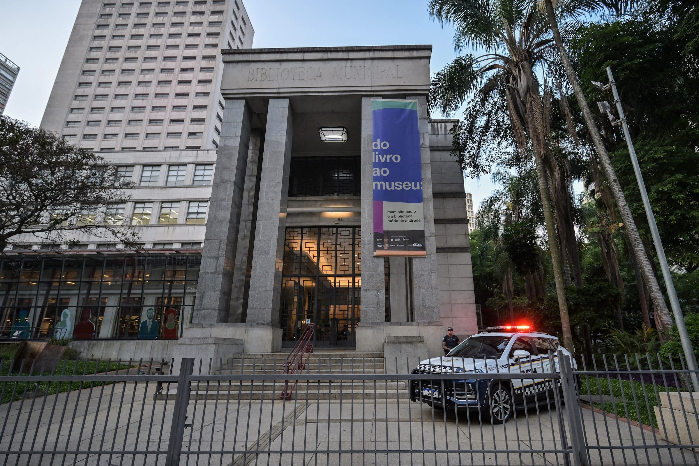 Politiet på plass ved Mario de Andrade-biblioteket i São Paulo, der verkene ble stjålet 7. desember. (Foto: Nelson Almeida/AFP.)
