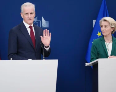 Jonas Gahr Støre og Norge står utenfor EU. Europakommisjonens president Ursula von der Leyen vil gjerne ta oss inn i varmen – vil folket? Da trenger vi en overbevisende fortelling, skriver Julian Tepfers. (Foto: Virginia Mayo/AP Photo/NTB.)