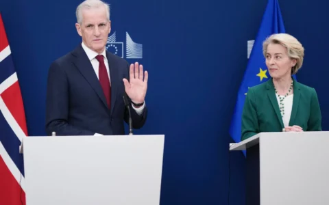 Jonas Gahr Støre og Norge står utenfor EU. Europakommisjonens president Ursula von der Leyen vil gjerne ta oss inn i varmen – vil folket? Da trenger vi en overbevisende fortelling, skriver Julian Tepfers. (Foto: Virginia Mayo/AP Photo/NTB.)