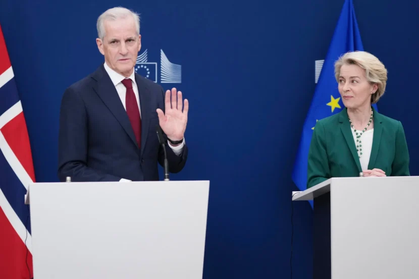 Jonas Gahr Støre og Norge står utenfor EU. Europakommisjonens president Ursula von der Leyen vil gjerne ta oss inn i varmen – vil folket? Da trenger vi en overbevisende fortelling, skriver Julian Tepfers. (Foto: Virginia Mayo/AP Photo/NTB.)