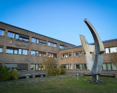 Fylkestinget i Finnmark ligger i Vadsø. (Foto: Karoline Almås Sørensen.)