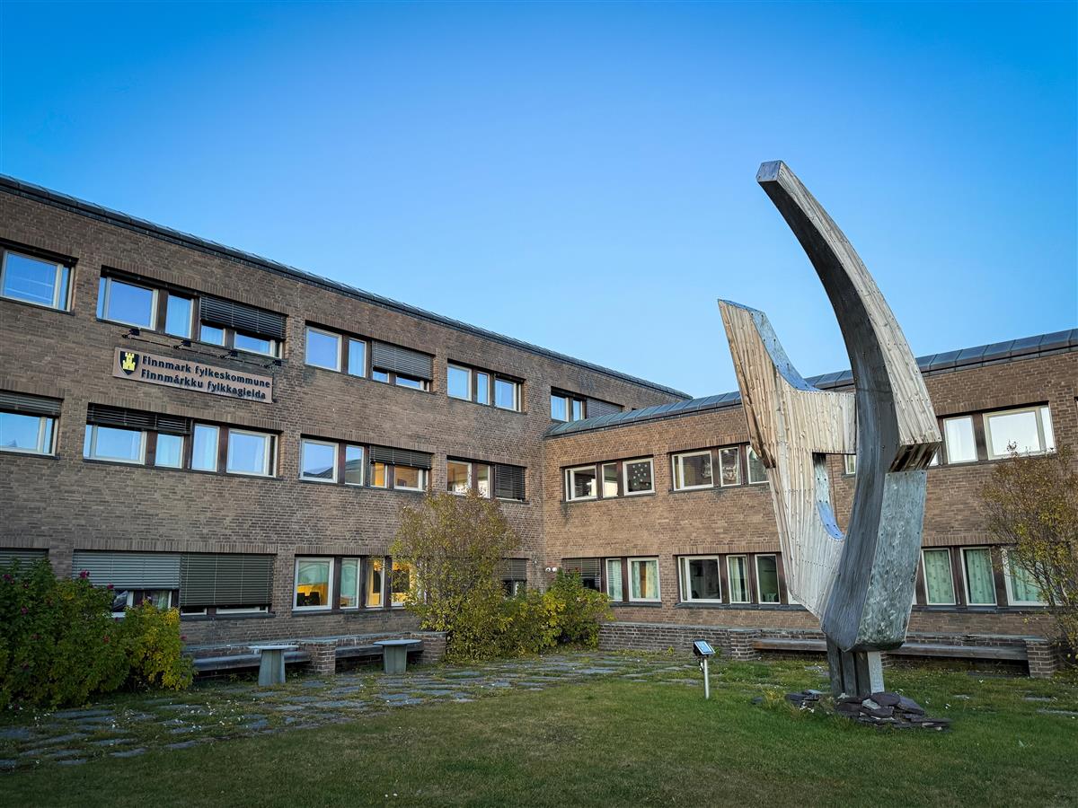 Fylkestinget i Finnmark ligger i Vadsø. (Foto: Karoline Almås Sørensen.)