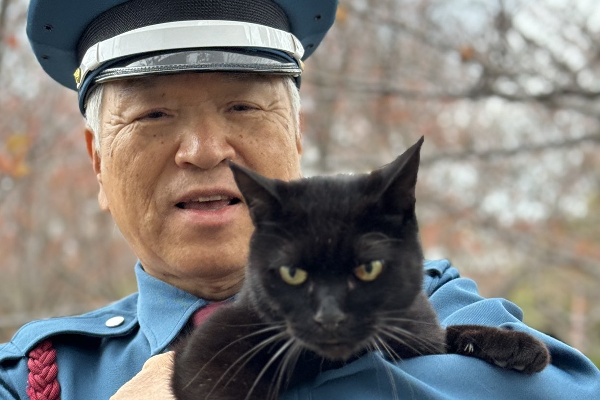 Katten Ken-chan var en ekte snik, men var også høyt elsket i Japan for sitt engasjement og sine mange forsøk på å komme seg forbi museumsvakt Sadao Umayahara (t.v.). (Foto: Kunstmuseet i Onomichi.)