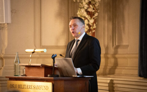 Forsvarsminister Tore O. Sandvik går til angrep på frie medier og akademikere, og anklager dem for å spre russisk propaganda. Forstår han at det er han selv som minner mest om Putin? (Foto: Synne Kvam/Forsvarsdepartementet.)